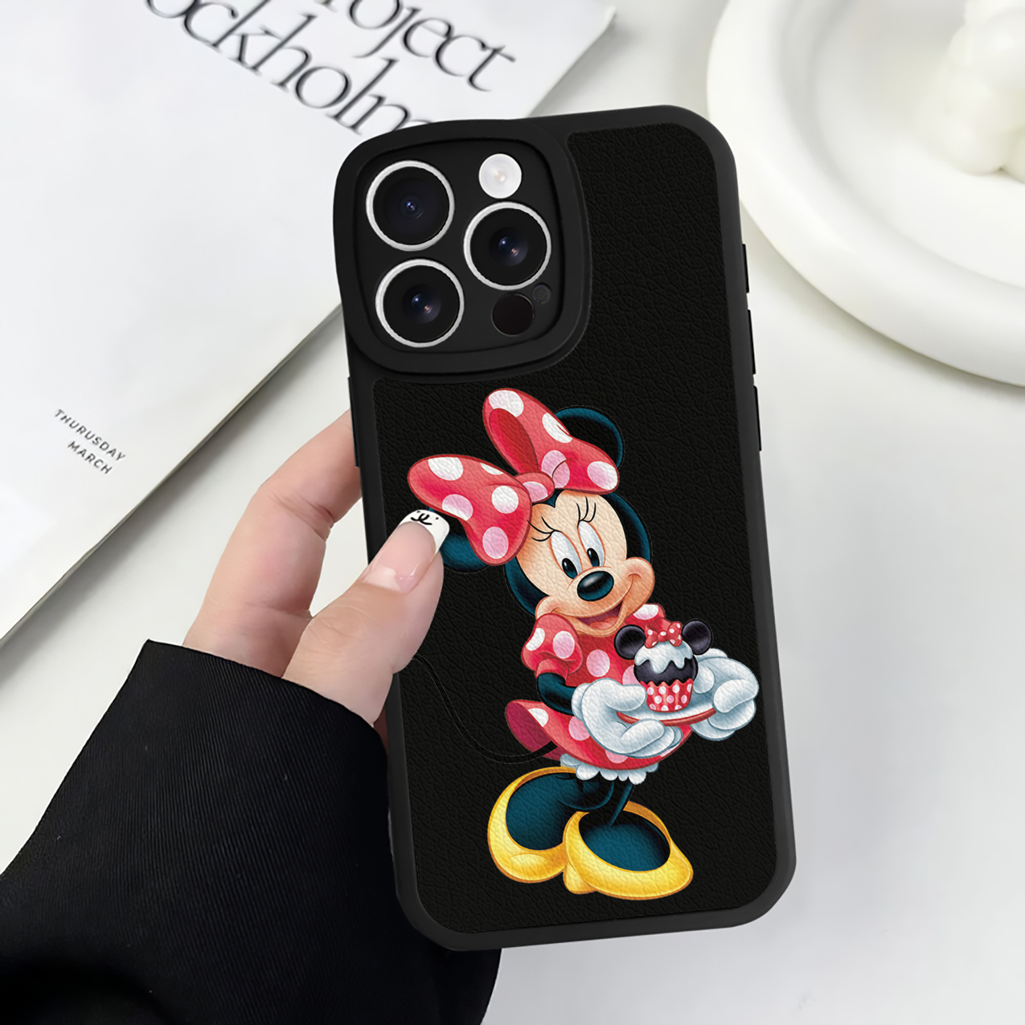 （画像用） ミッキーマウス Mickey Mouse 【iPhone 16シリーズ対応】シリコンスマホケース（レザー調） 材質：シリコン